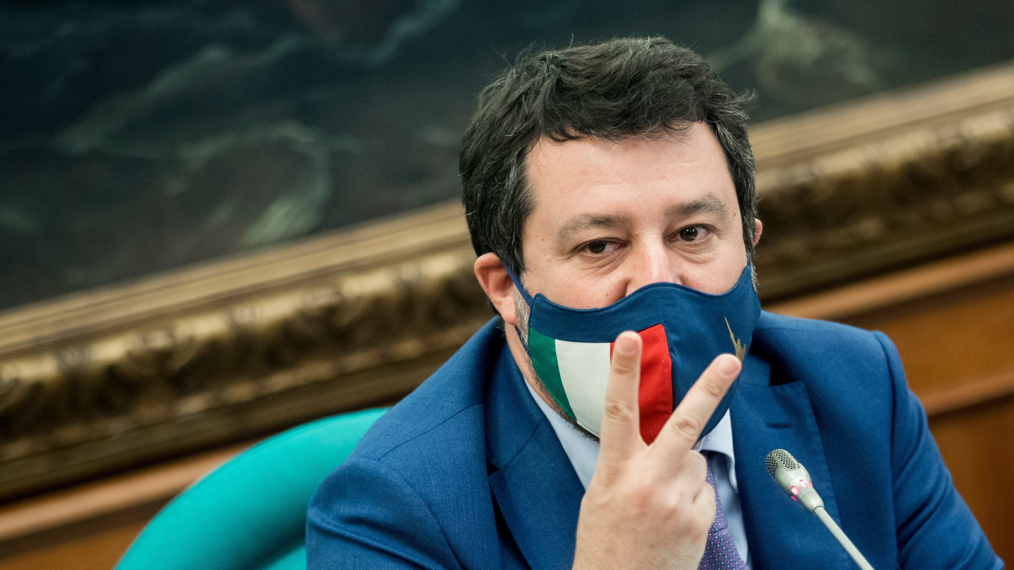 Salvini appoggia Draghi: "Se i dati dicono rosso...". Nuovo scontro con i dem