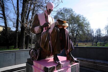 Statua di Indro Montanelli imbrattata2