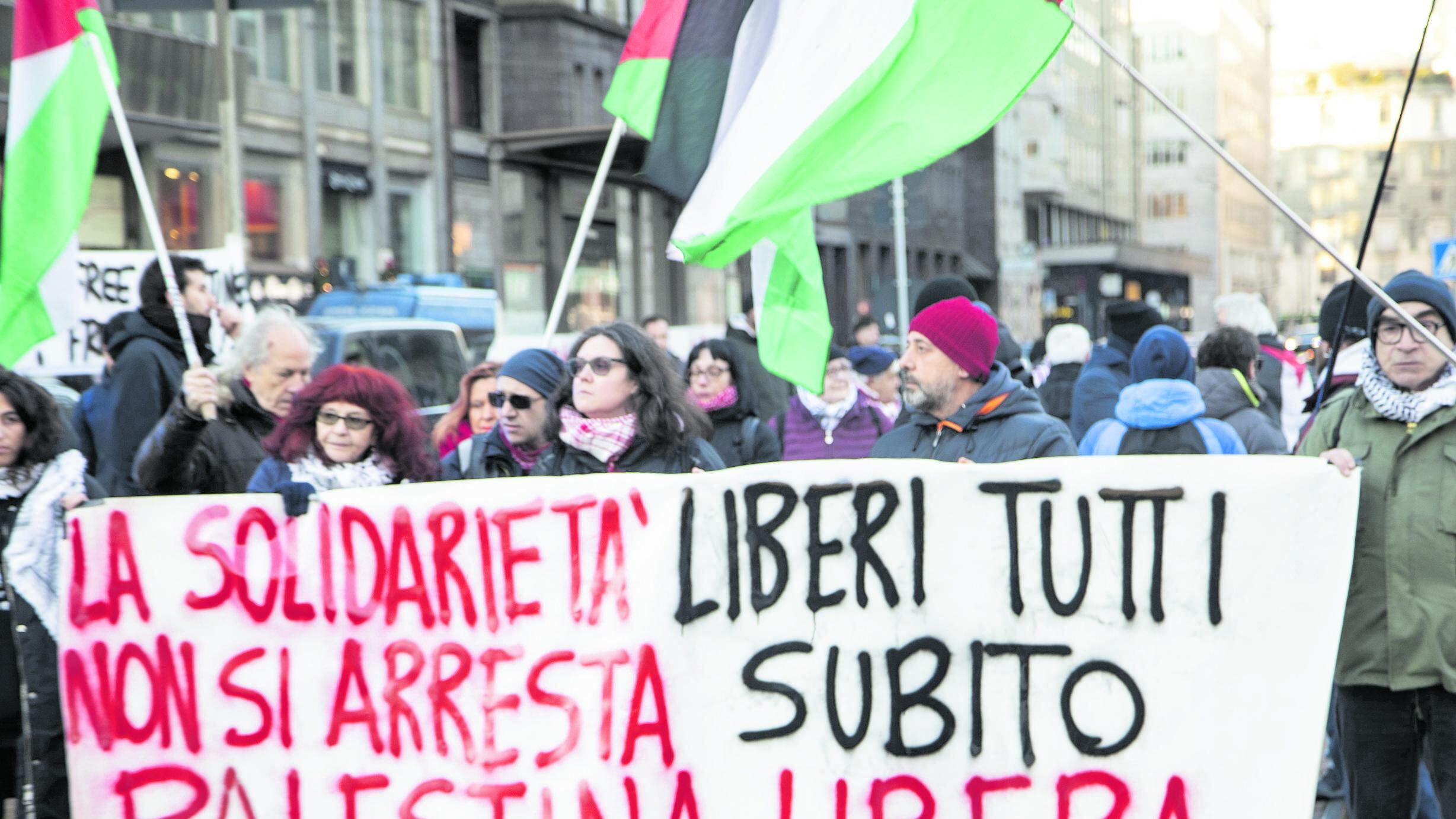 Ma a Milano un presidio flop: solo 50 persone e insulti alla premier