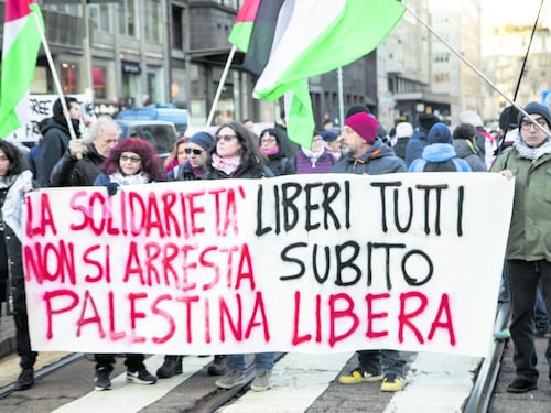 Ma a Milano un presidio flop: solo 50 persone e insulti alla premier