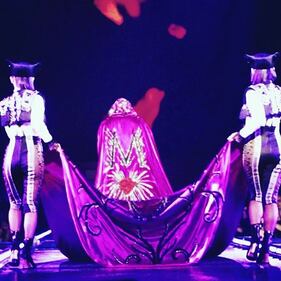 Suore sexy e croci: oggetti di scena "offensivi" del tour Rebel Art di Madonna  11