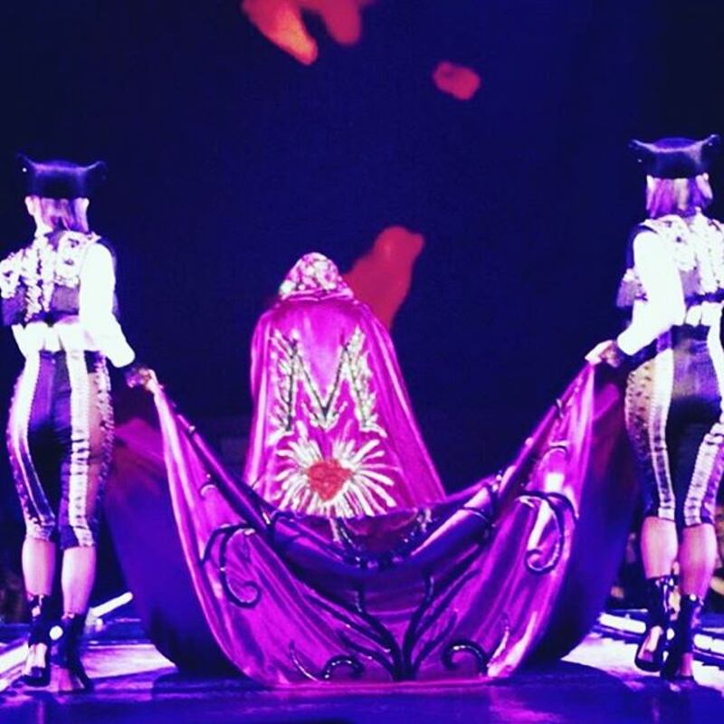 Suore sexy e croci: oggetti di scena "offensivi" del tour Rebel Art di Madonna  11