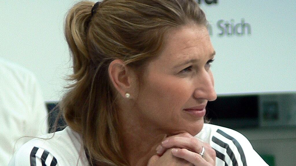 "Aiuto, mi hanno accoltellato, sono la nipote di Steffi Graf": giovane modella in un lago di sangue nel B&B