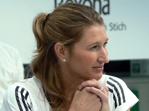 "Aiuto, mi hanno accoltellato, sono la nipote di Steffi Graf": giovane modella in un lago di sangue nel B&B