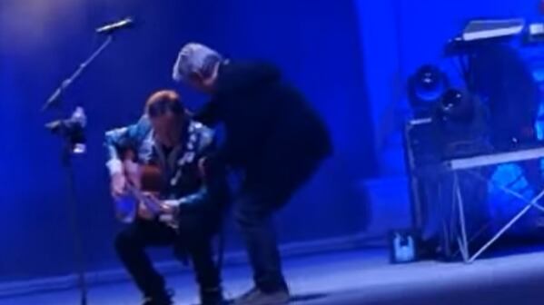 Dodi Battaglia si sente male durante il concerto: portato via dai medici