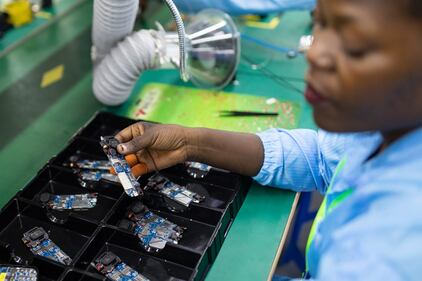 In Uganda apre la prima fabbrica di cellulari 9