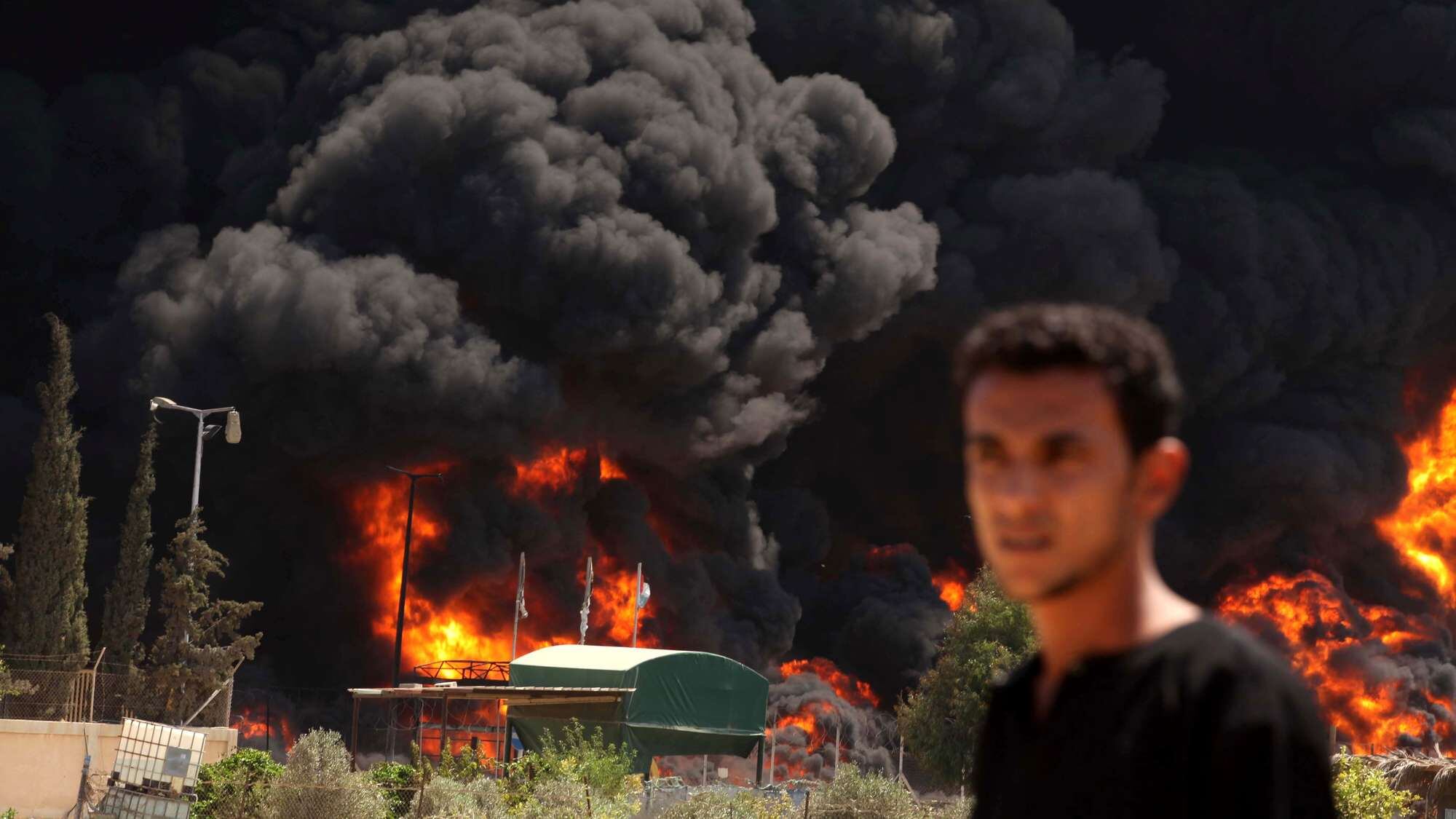 Gaza, ancora bombardamenti e razzi. L'Iran: armare i palestinesi
