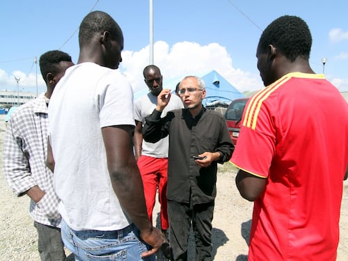 Rosarno, la tendopoli zeppa di migranti dove tutti odiano gli italiani