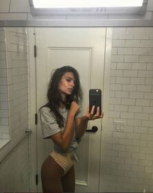 Emily Ratajkowski, vestito inguinale fa impazzire i social 11