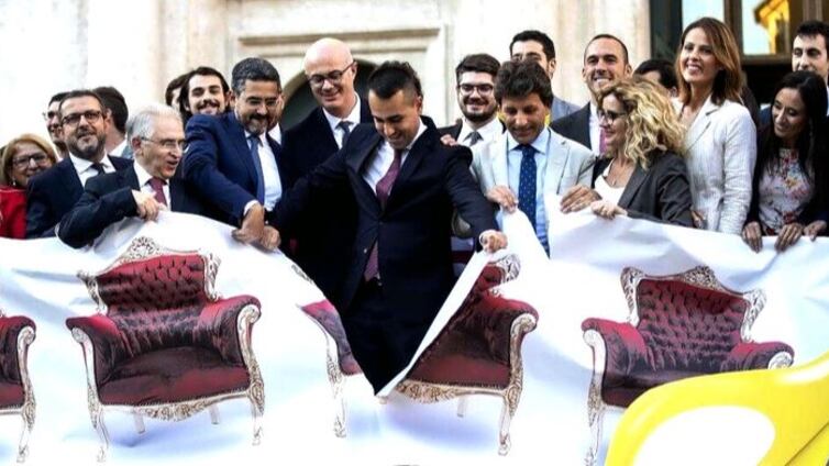 Il M5s gioca all'opposizione. E stanga Conte sul salva-Stati