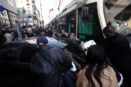 Auto blocca tram, la gente la sposta con forza 2
