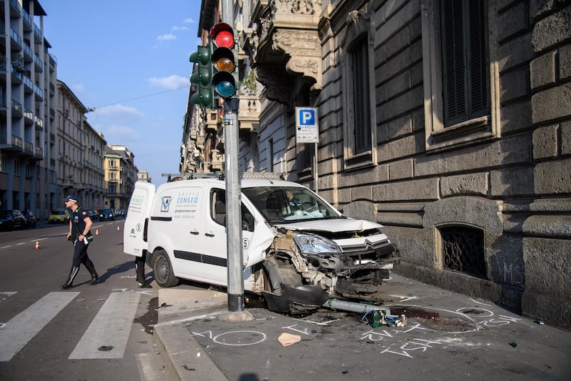 Furgone investe quattro pedoni a Milano
