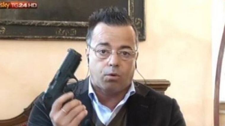 Boutade in diretta su Sky: Buonanno tira fuori la pistola
