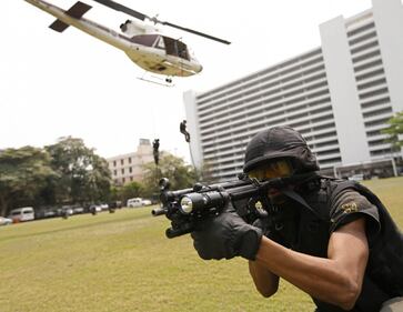 Polvere e prove di forza: gli allenamenti dei commandos thailandesi 13