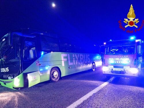 Incidente nel Modenese: pullman ribaltato sull'A1, morto 19enne