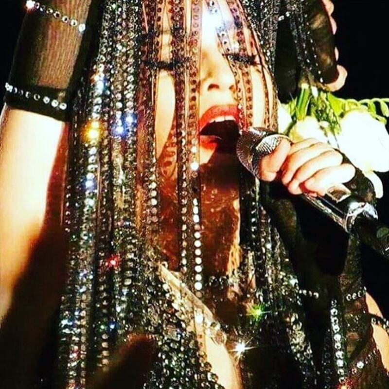 Suore sexy e croci: oggetti di scena "offensivi" del tour Rebel Art di Madonna  9