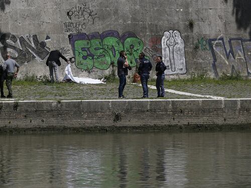 Trovato il corpo di una donna sotto Ponte Sisto