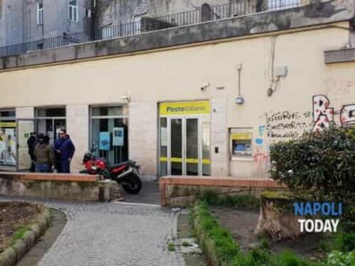Napoli, rapinano l'ufficio postale e picchiano gli impiegati: in fuga banda del buco