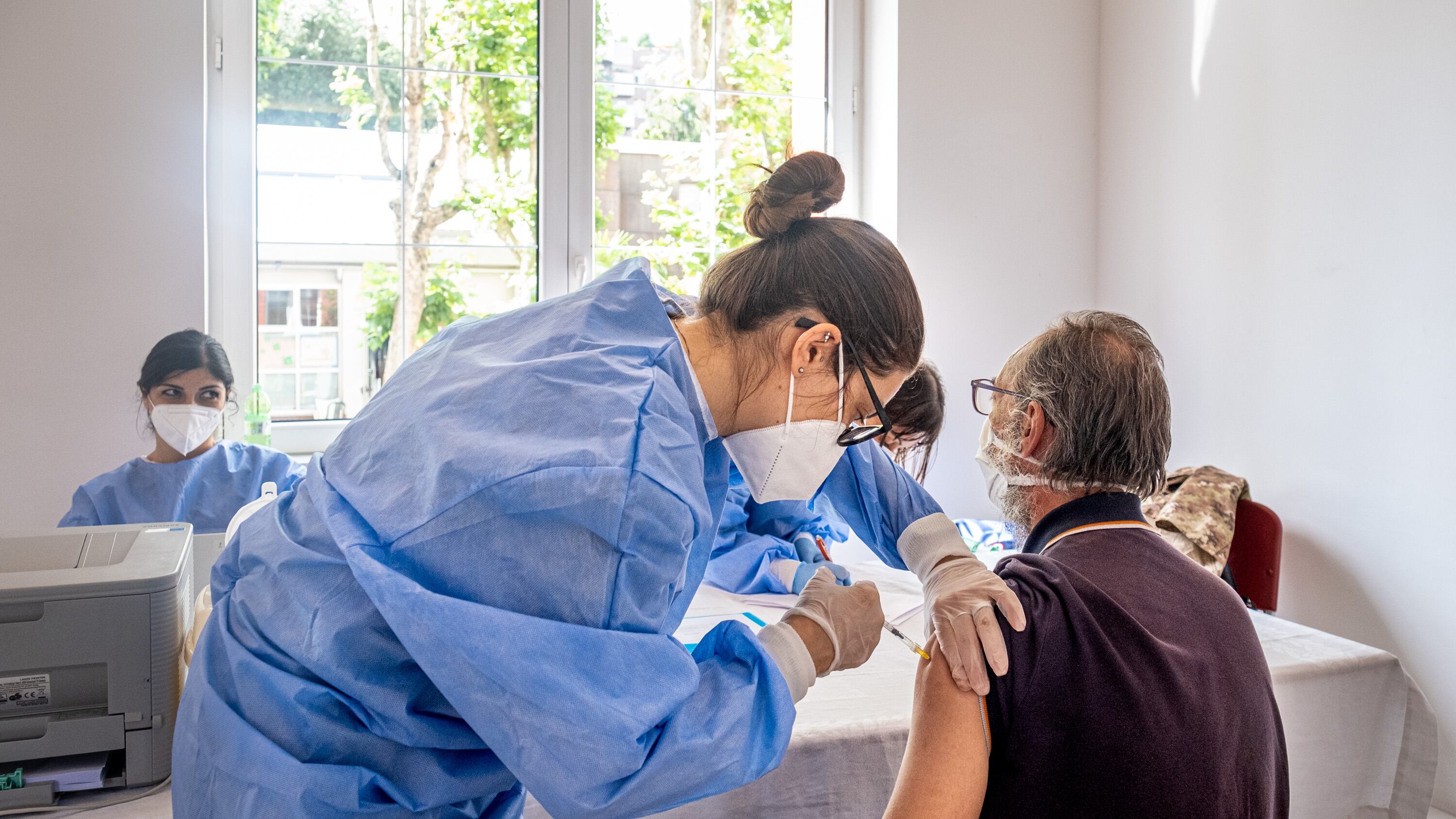 No ristoranti e bar, sì cinema e stadi. Ecco la via italiana al pass vaccinale