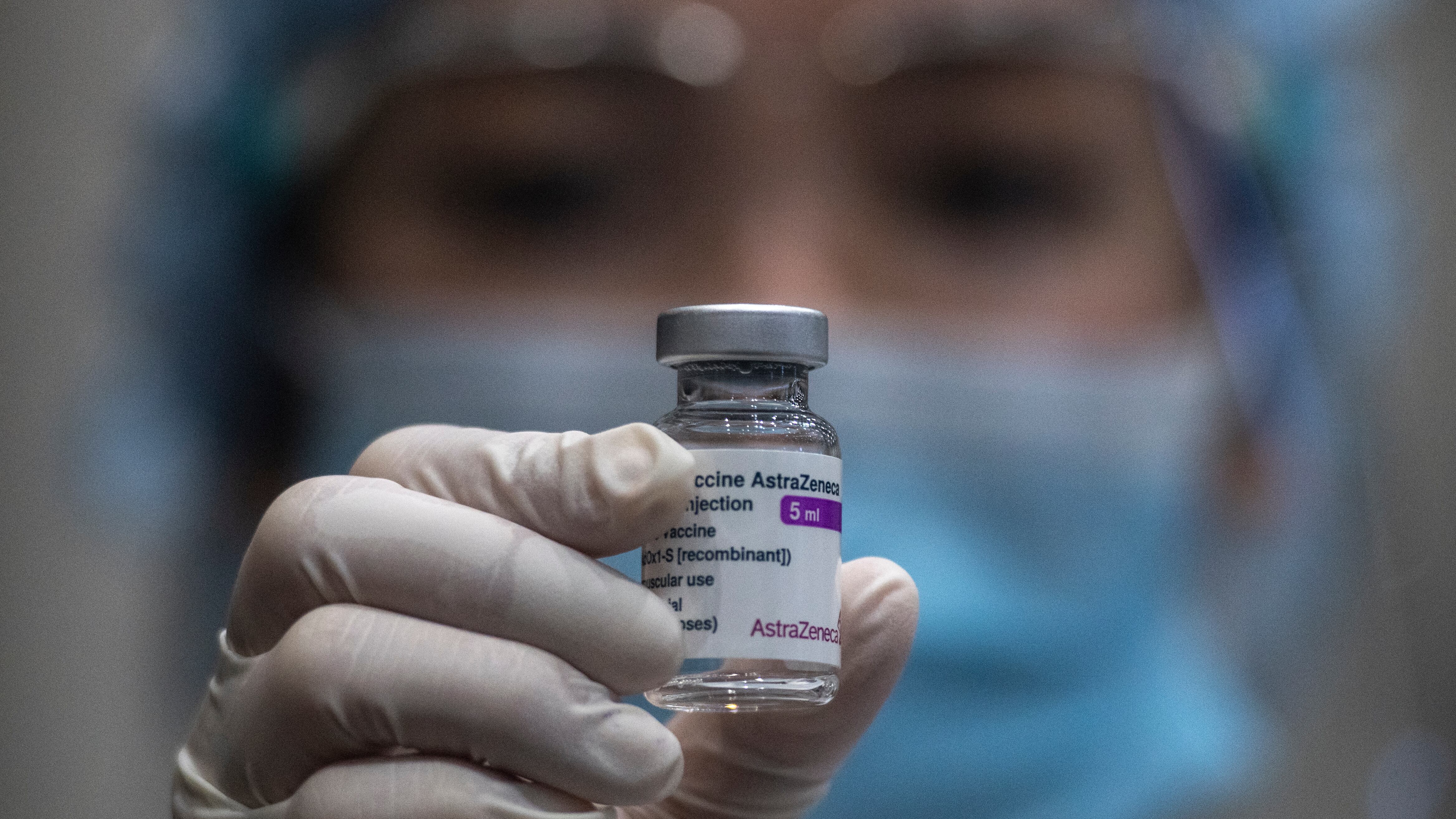 Pasticcio AstraZeneca. "Stop per i giovani". E arriva il via libera ai vaccini in vacanza