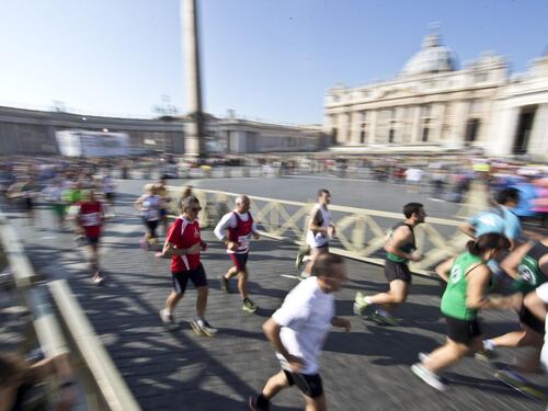 Torna la Corsa dei Santi con il Giro Quattro Basiliche e la Staffetta della Pace