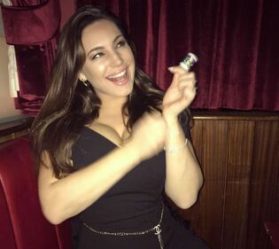 Kelly Brook nella vasca, lato B in evidenza 19