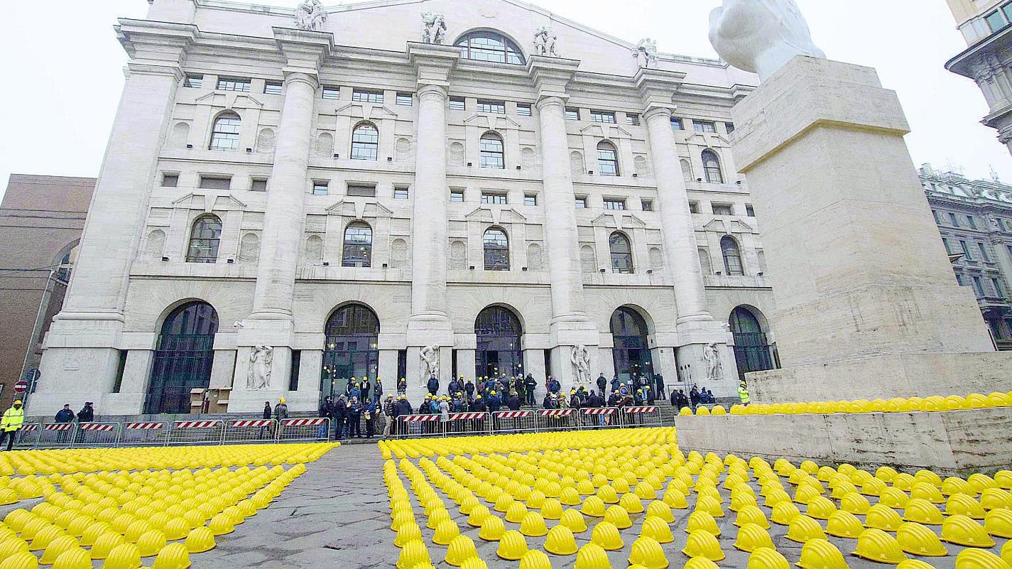 «Fateci lavorare» Il grido di dolore dei caschetti gialli