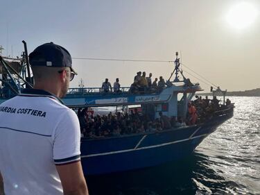 Maxi sbarco a Lampedusa: in 265 su un vecchio pescherecchio 9