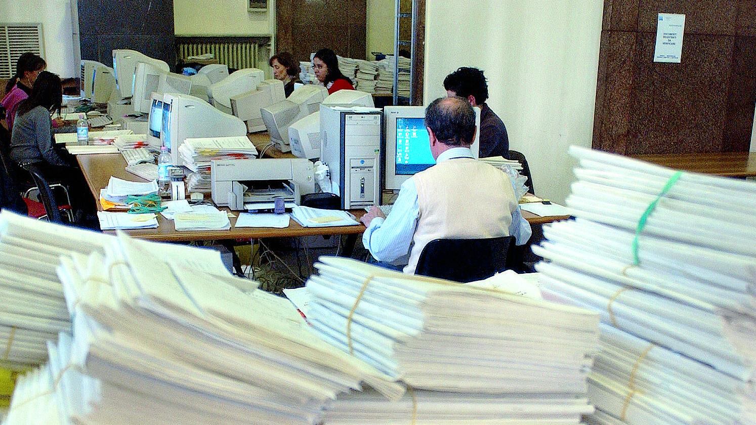 Due figli a casa, due posti di lavoro e la burocrazia che blocca tutto