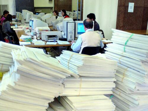 Due figli a casa, due posti di lavoro e la burocrazia che blocca tutto