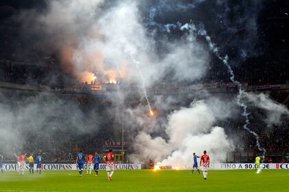Fumogeni in campo, partita sospesa 5