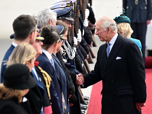 Il significato nascosto dietro al primo ritratto ufficiale di Carlo III