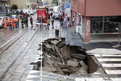 Maltempo a Milano: voragine da 12 metri in centro 2