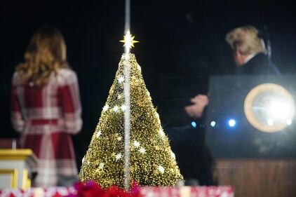 Trump accende albero di Natale alla Casa Bianca insieme a Melania 6