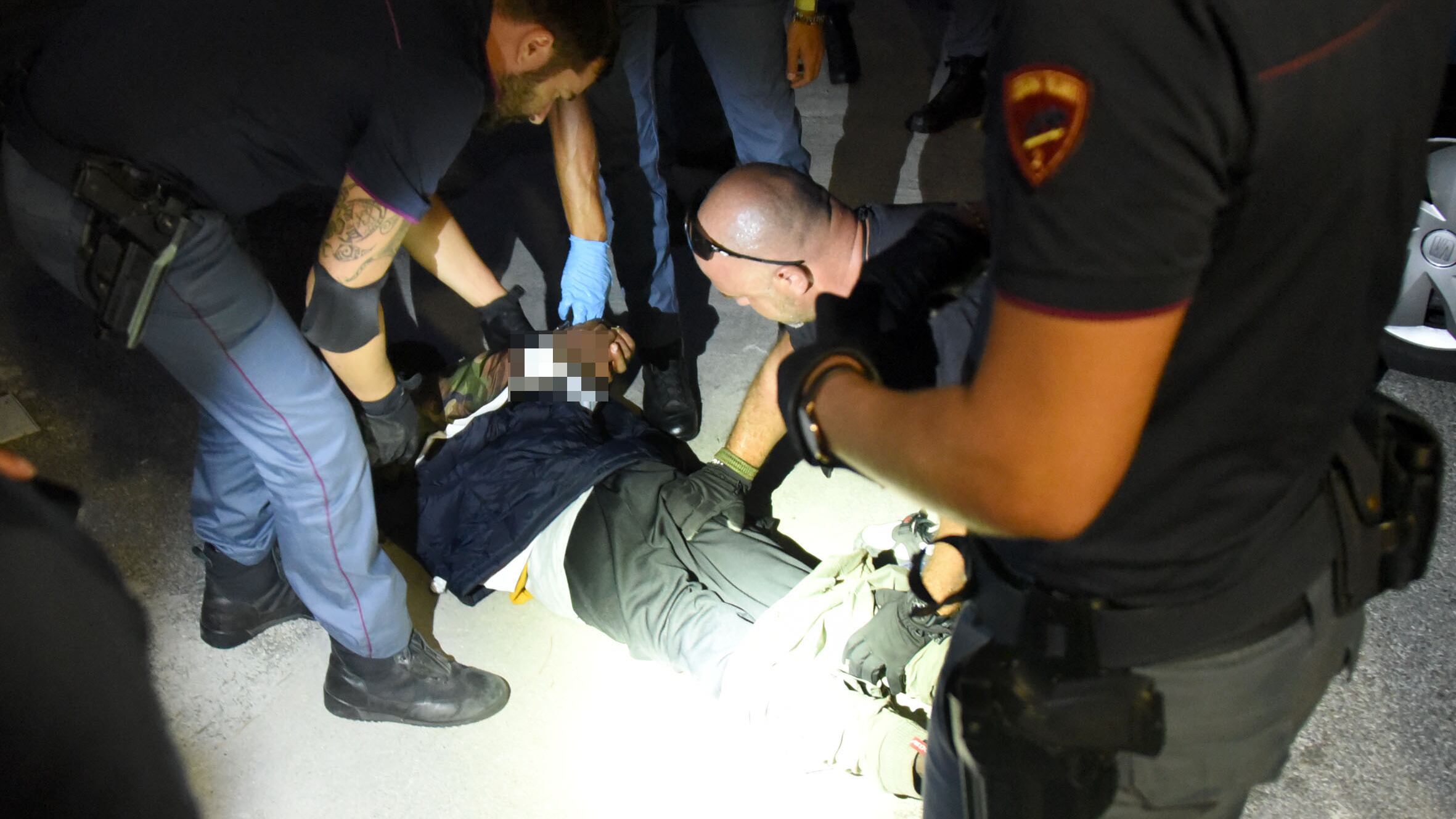 Rimini, somalo accoltella 5 persone: ferito un bimbo