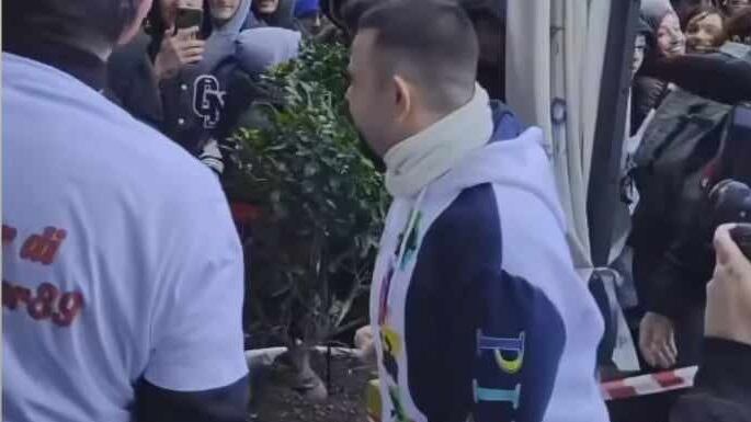 Ore in fila per l'hamburger dello youtuber, ma i panini gratis finiscono subito: la delusione dei fan