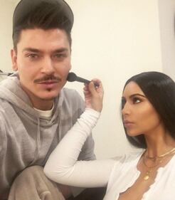 Kim Kardashian sexy con i capelli rosa 23