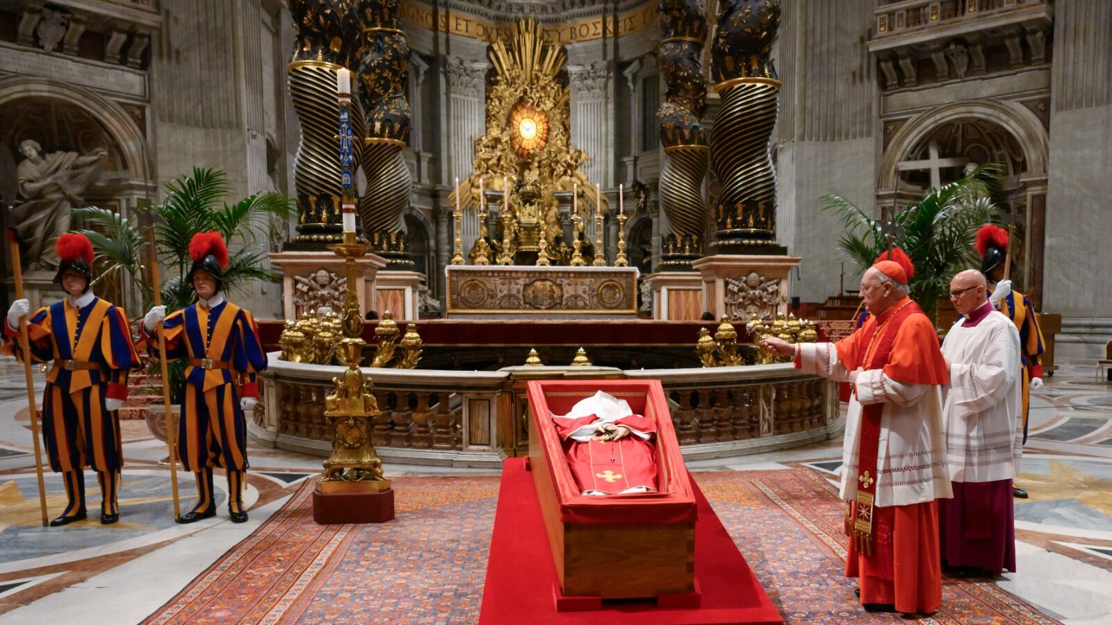 La rivincita di sacro e tradizione contro la favola del Papa degli atei