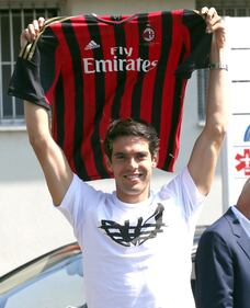 L'arrivo di Kakà a Linate accolto dall'abbraccio dei tifosi 13