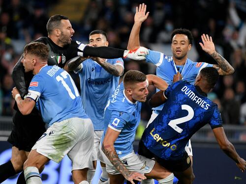 La Lazio segna con Dimarco per terra e si scatena la rissa