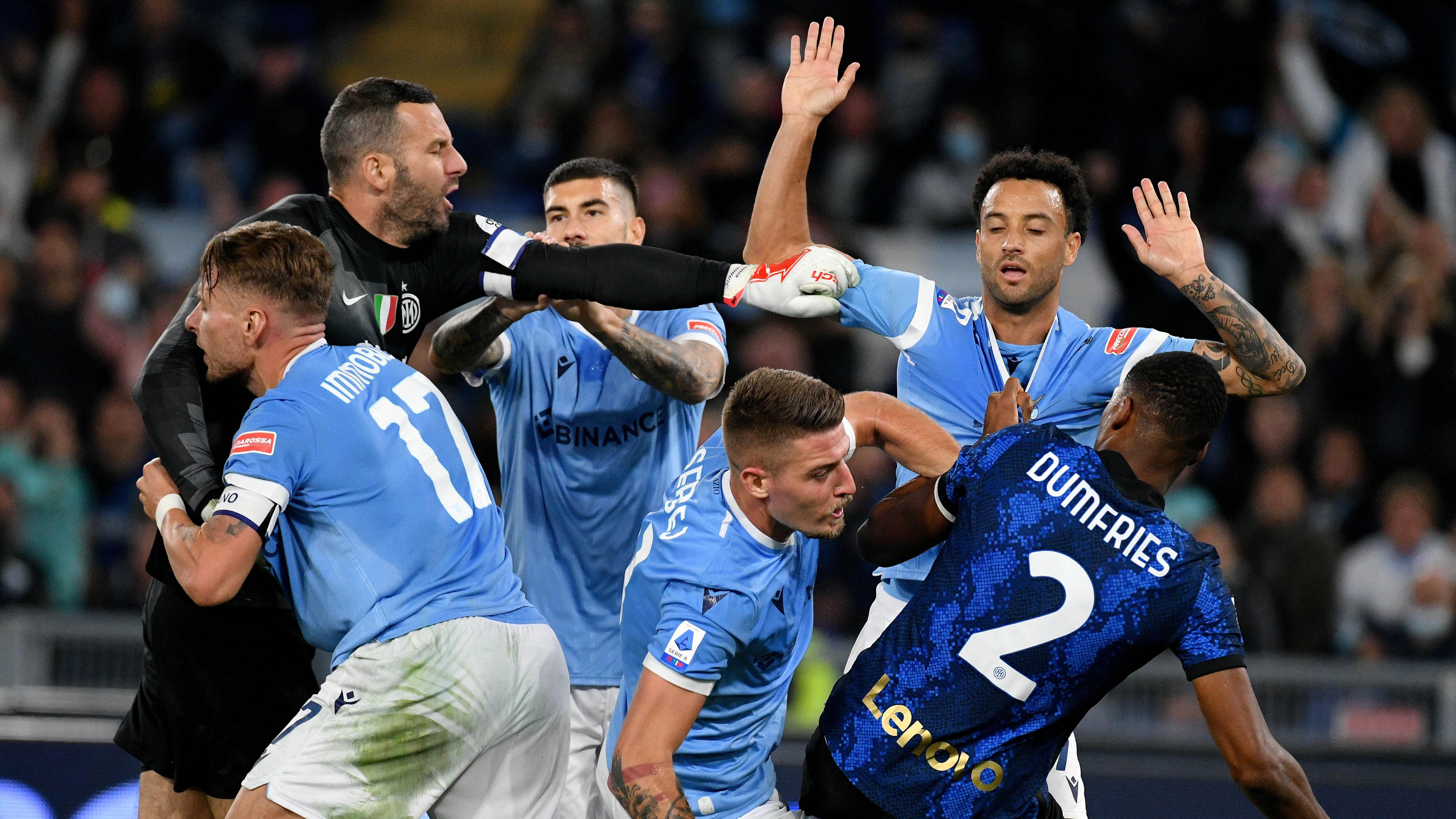 La Lazio segna con Dimarco per terra e si scatena la rissa