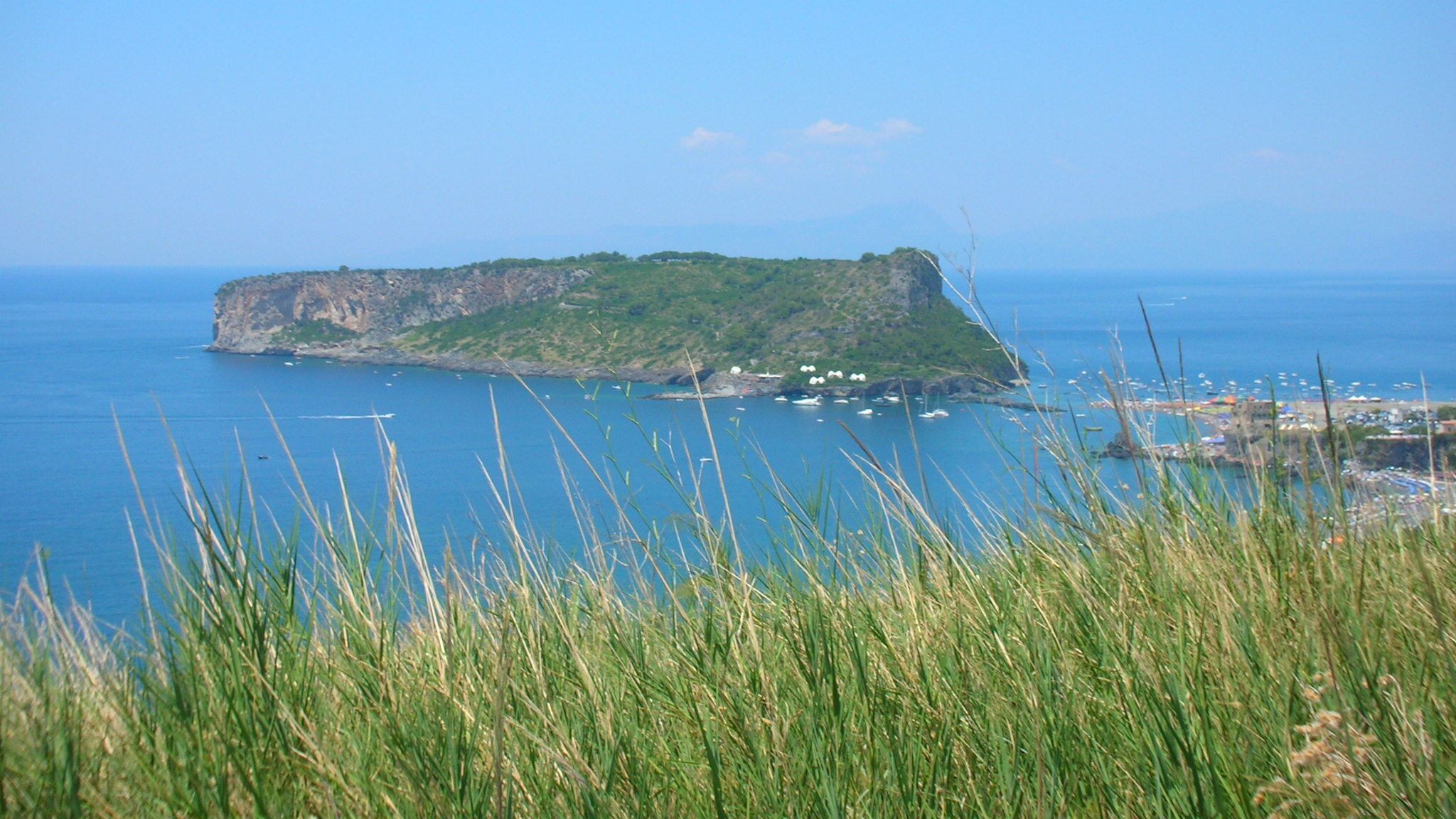 "Paghino pure i profughi ucraini". Bufera sulla tassa di soggiorno