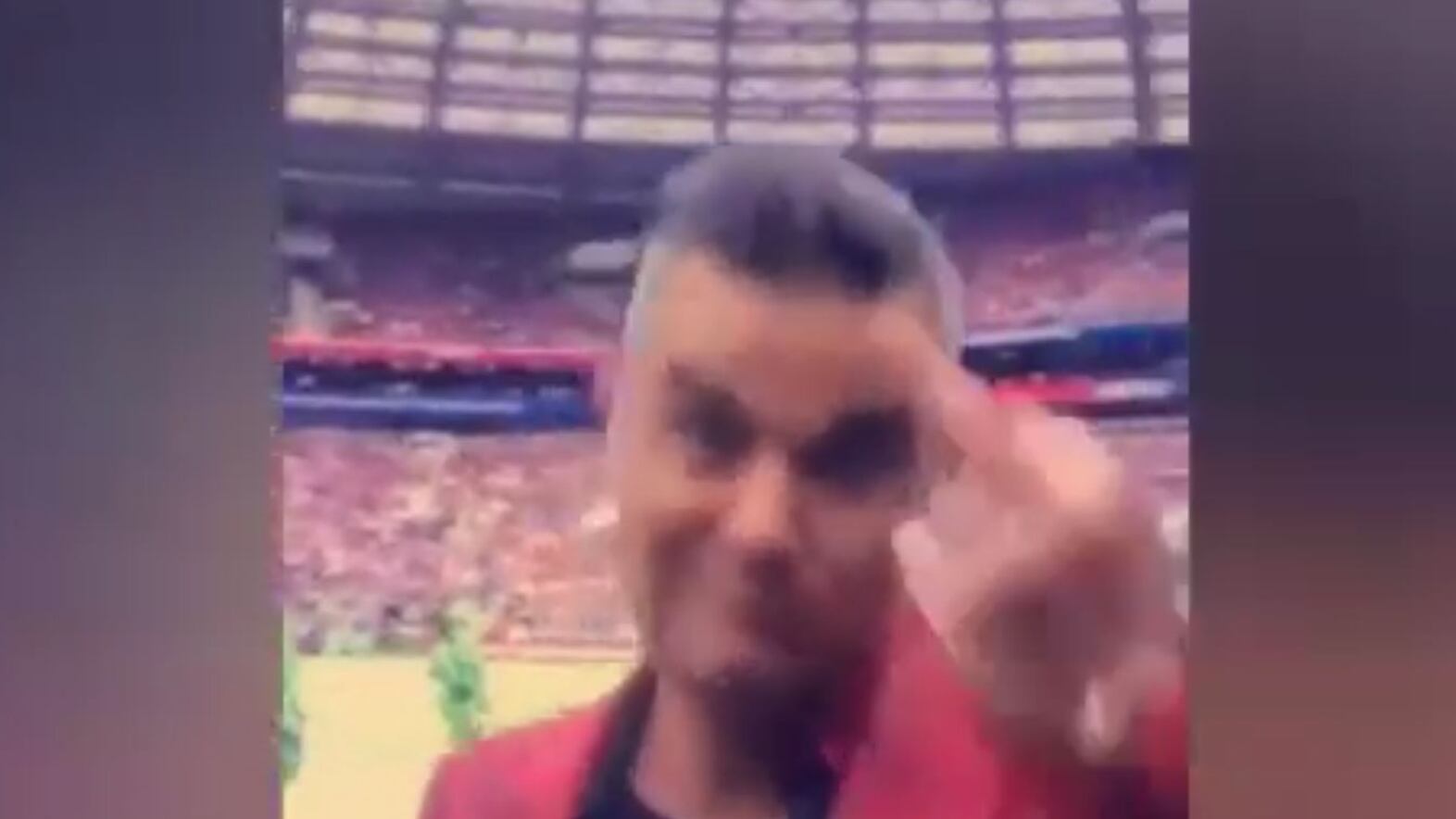 Via al Mondiale 2018: Robbie Williams fa il dito medio