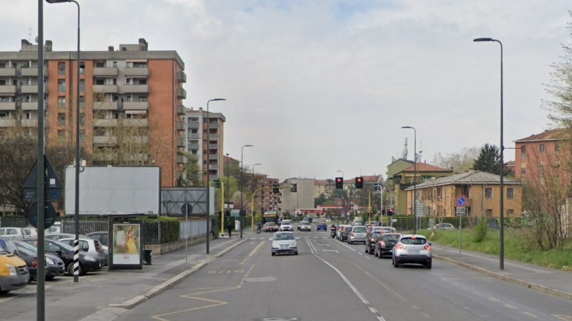 Ancora sangue a Milano, uomo accoltellato in via delle Forze Armate: si cercano gli aggressori