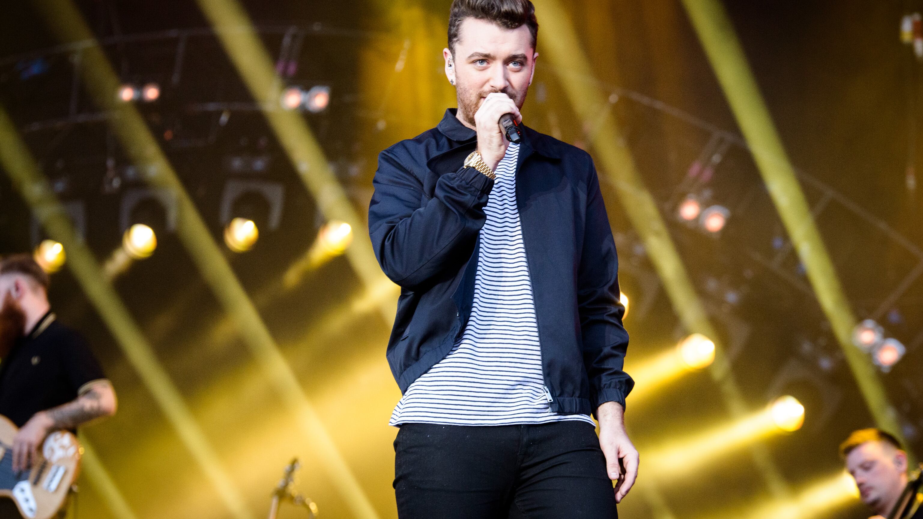 Sam Smith pizzicato a baciarsi con la star di Tredici
