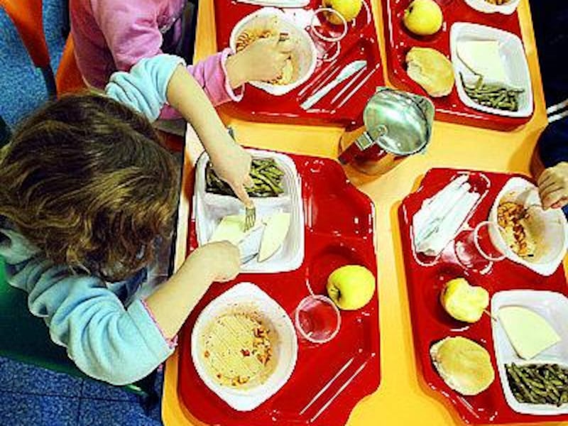 Il Comune blocca i pasti ai bimbi dei genitori morosi e al docente di Avs