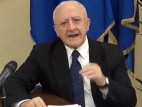 "Sovranista con occhiali color pannolino di bimbo", "Pensa agli ospedali": rissa tra De Luca e Salvini