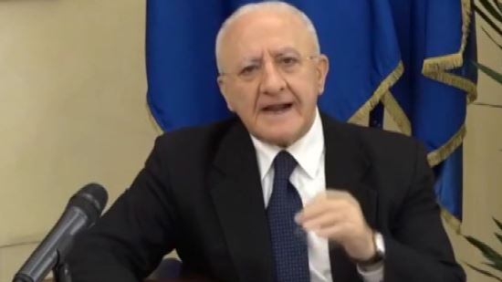 "Sovranista con occhiali color pannolino di bimbo", "Pensa agli ospedali": rissa tra De Luca e Salvini