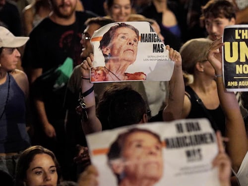 Morta Maricarmen, l’87enne sfrattata simbolo delle proteste per il diritto alla casa in Spagna. Sanchez: “Perdita che sentiamo nostra”