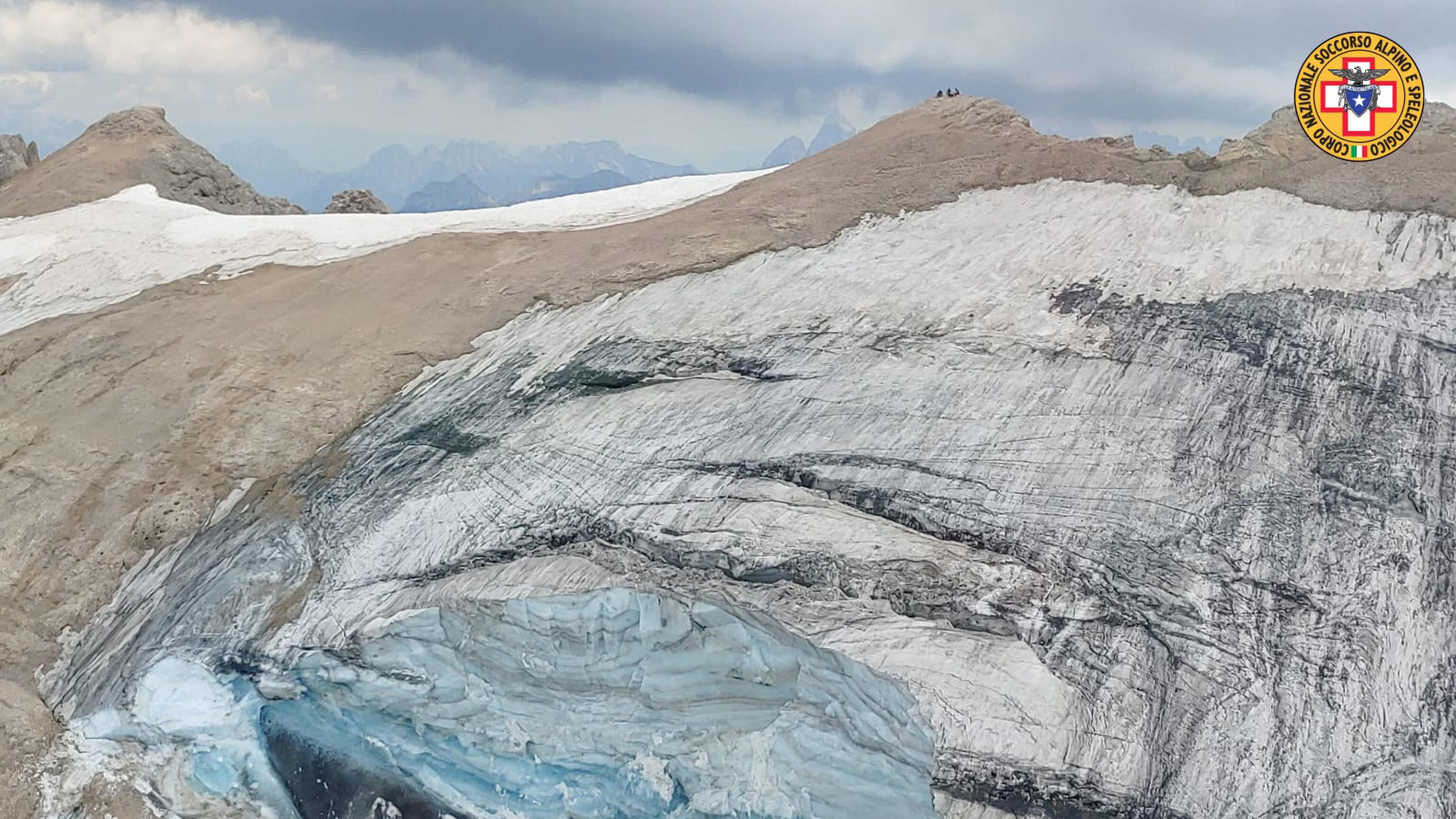 Il boato sulla Marmolada: viene giù il ghiacciaio, travolti gli escursionisti